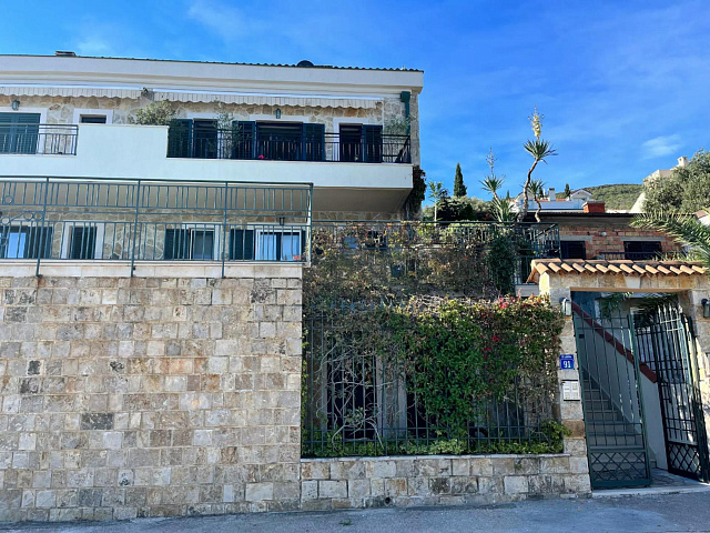 Apartment with panoramic sea view on the first line in Krasici — photo 11